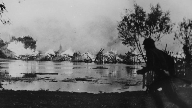 Brände und Soldaten der deutschen Wehrmacht kurz nach dem Grenzübertritt auf dem Vormarsch Richtung Osten. Brände und Soldaten der deutschen Wehrmacht kurz nach dem Grenzübertritt auf dem Vormarsch Richtung Osten.