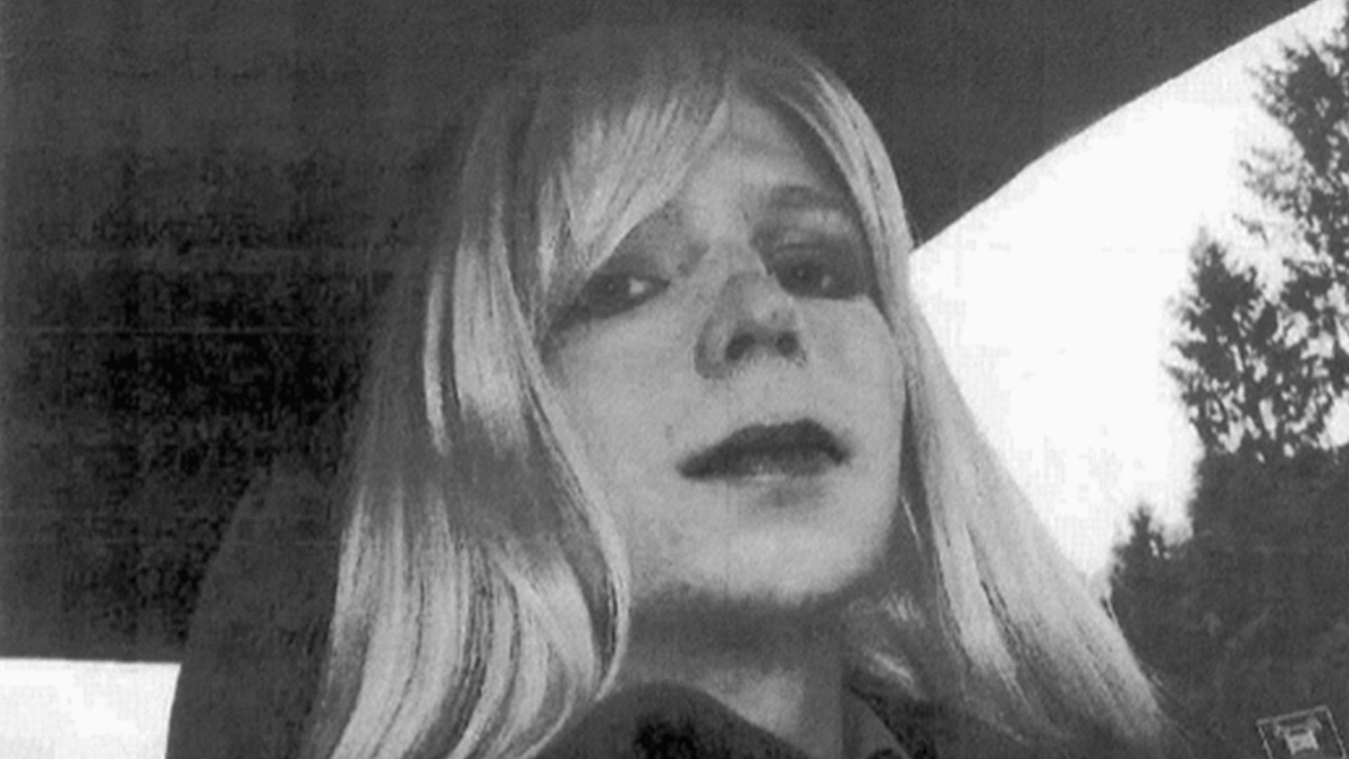 ARCHIV - HANDOUT - Die ehemalige Wikileaks-Informantin Chelsea Manning (undatierte Aufnahme) mit Perücke. Der scheidende US-Präsident Barack Obama hat die 35-jährige Haftstrafe für die Whistleblowerin Manning verkürzt. Die ehemalige Wikileaks-Informantin solle das Gefängnis am 17. Mai 2017 verlassen dürfen, teilte das Weiße Haus am Dienstag mit. ARCHIV - HANDOUT - Die ehemalige Wikileaks-Informantin Chelsea Manning (undatierte Aufnahme) mit Perücke. Der scheidende US-Präsident Barack Obama hat die 35-jährige Haftstrafe für die Whistleblowerin Manning verkürzt. Die ehemalige Wikileaks-Informantin solle das Gefängnis am 17. Mai 2017 verlassen dürfen, teilte das Weiße Haus am Dienstag mit.