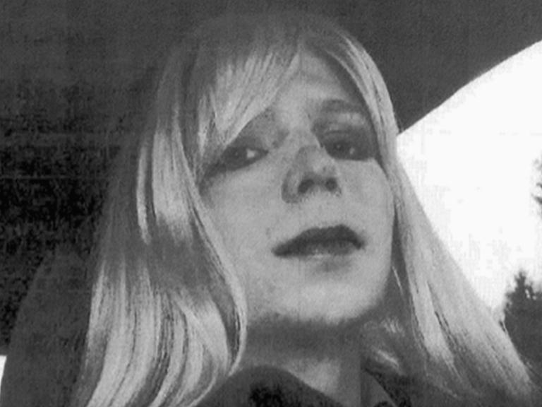 ARCHIV - HANDOUT - Die ehemalige Wikileaks-Informantin Chelsea Manning (undatierte Aufnahme) mit Perücke. Der scheidende US-Präsident Barack Obama hat die 35-jährige Haftstrafe für die Whistleblowerin Manning verkürzt. Die ehemalige Wikileaks-Informantin solle das Gefängnis am 17. Mai 2017 verlassen dürfen, teilte das Weiße Haus am Dienstag mit.