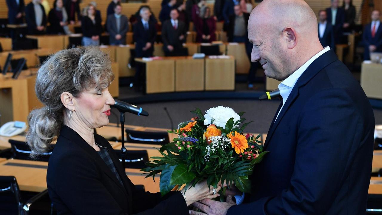Thüringen, Erfurt: Birgit Keller (Die Linke), Landtagspräsidentin, von Thüringen, gratuliert Thomas Kemmerich, Fraktionsvorsitzender der FDP, nach der Wahl zum neuen Ministerpräsidenten von Thüringen.