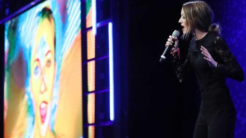 Die US-amerikanische Sängerin Taryn Southern singt am 2. November 2017 einen ihrer Songs, den sie mit Hilfe von künstlicher Intelligenz komponiert hat, bei der Konferenz "Go North A.I." im kanadischen Toronto.
