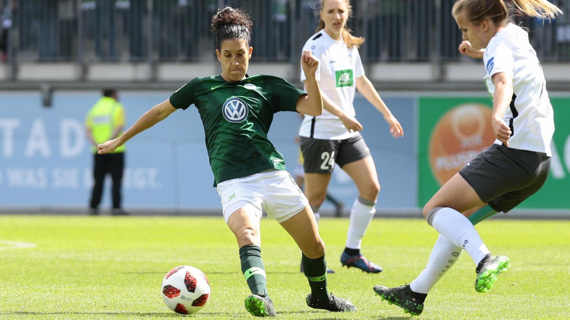 Eine Zweikampfszene zwischen der Wolfsburger Spielerin Claudia Neto und Anna Gasper von Turbine Potsdam am 12. Mai im Bundesligaspiel zwischen beiden Teams.