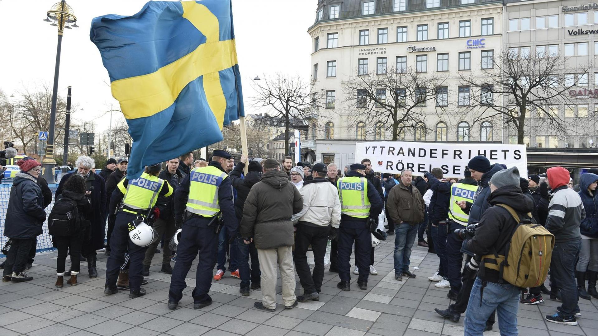 Unter dem Namen "Demonstration des Volkes" haben Ende Januar in Stockholm rechte Gruppierungen eine Kundgebung abgehalten. Im Nachgang wurden mehrere Menschen verhaftet. Unter dem Namen "Demonstration des Volkes" haben Ende Januar in Stockholm rechte Gruppierungen eine Kundgebung abgehalten. Im Nachgang wurden mehrere Menschen verhaftet.