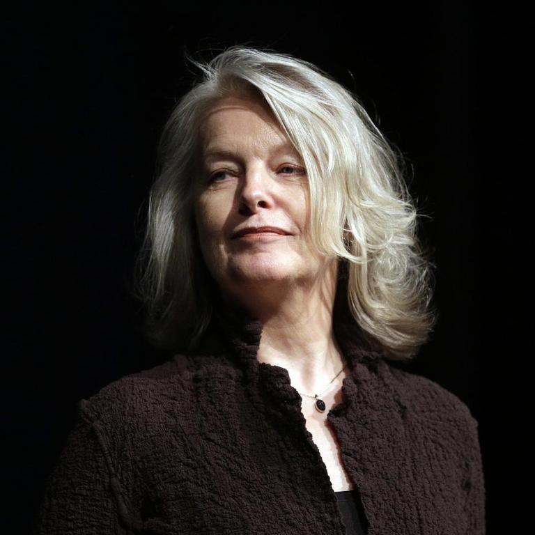 Marlene Streeruwitz steht vor einer schwarzen Wand und schaut zur Seite. Marlene Streeruwitz steht vor einer schwarzen Wand und schaut zur Seite.