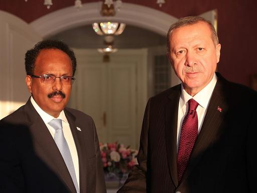 Der türkische Präsident Recep Tayyip Erdogan (R) begrüßt im November 2018 den somalischen Präsidenten Mohamed Abdullahi "Farmajo" Mohamed