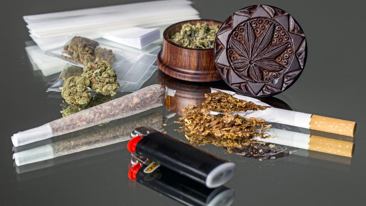 Joint, Tabak, Feuerzeug: Utensilien für den Marihuana-Konsum. Joint, Tabak, Feuerzeug: Utensilien für den Marihuana-Konsum.