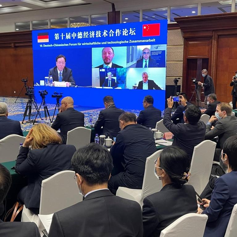 Aus Anlass der deutsch-chinesischen Regierungskonsultationen kamen in Peking rund 100 Unternehmensvertreter zusammen, um über die Wirtschaftsbeziehungen zu diskutieren. Auch aus Deutschland waren Teilnehmer zugeschaltet.