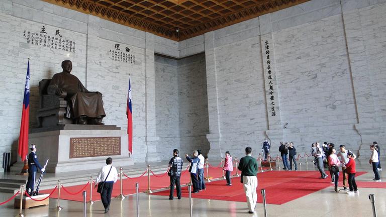 Besucher schauen sich die Exponate in der Chiang Kai-shek-Gedenkhalle an. Besucher schauen sich die Exponate in der Chiang Kai-shek-Gedenkhalle an.