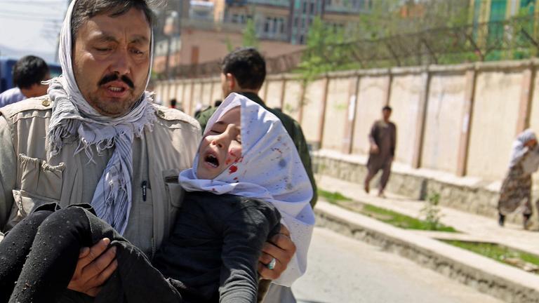 Ein Mann trägt am 22.4.2018 in der afghanischen Hauptstadt Kabul ein bei einem Selbstmordanschlag verwundetes Kind.