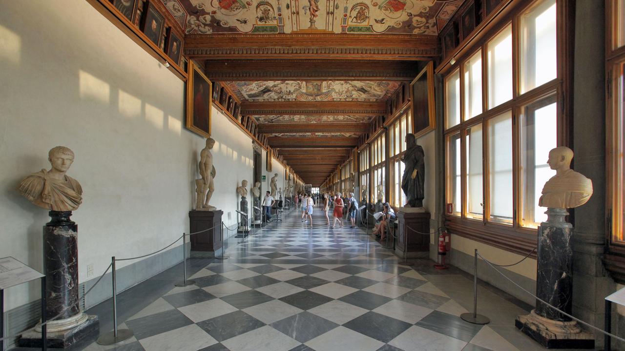 Ein Blick in das Kunstmuseum Uffizien (Galleria degli Uffizi), aufgenommen am 21.07.2015 in Florenz (Toskana) Italien.