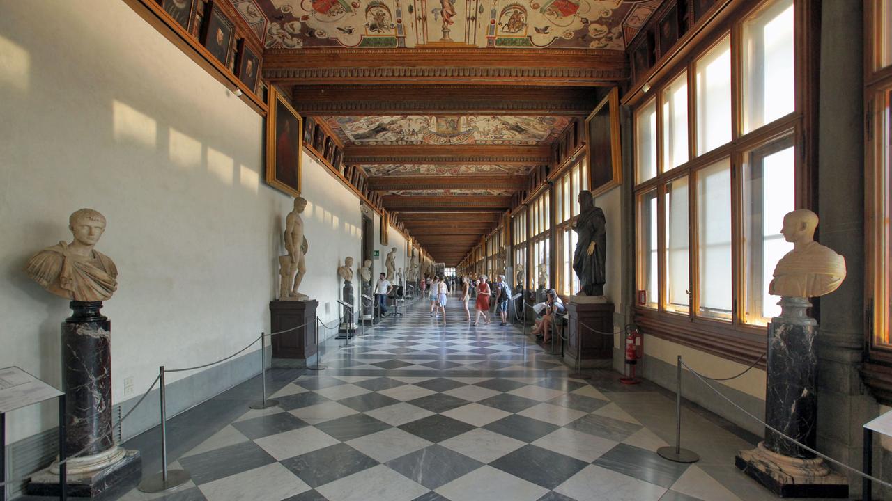 Ein Blick in das Kunstmuseum Uffizien (Galleria degli Uffizi), aufgenommen am 21.07.2015 in Florenz (Toskana) Italien. Ein Blick in das Kunstmuseum Uffizien (Galleria degli Uffizi), aufgenommen am 21.07.2015 in Florenz (Toskana) Italien.