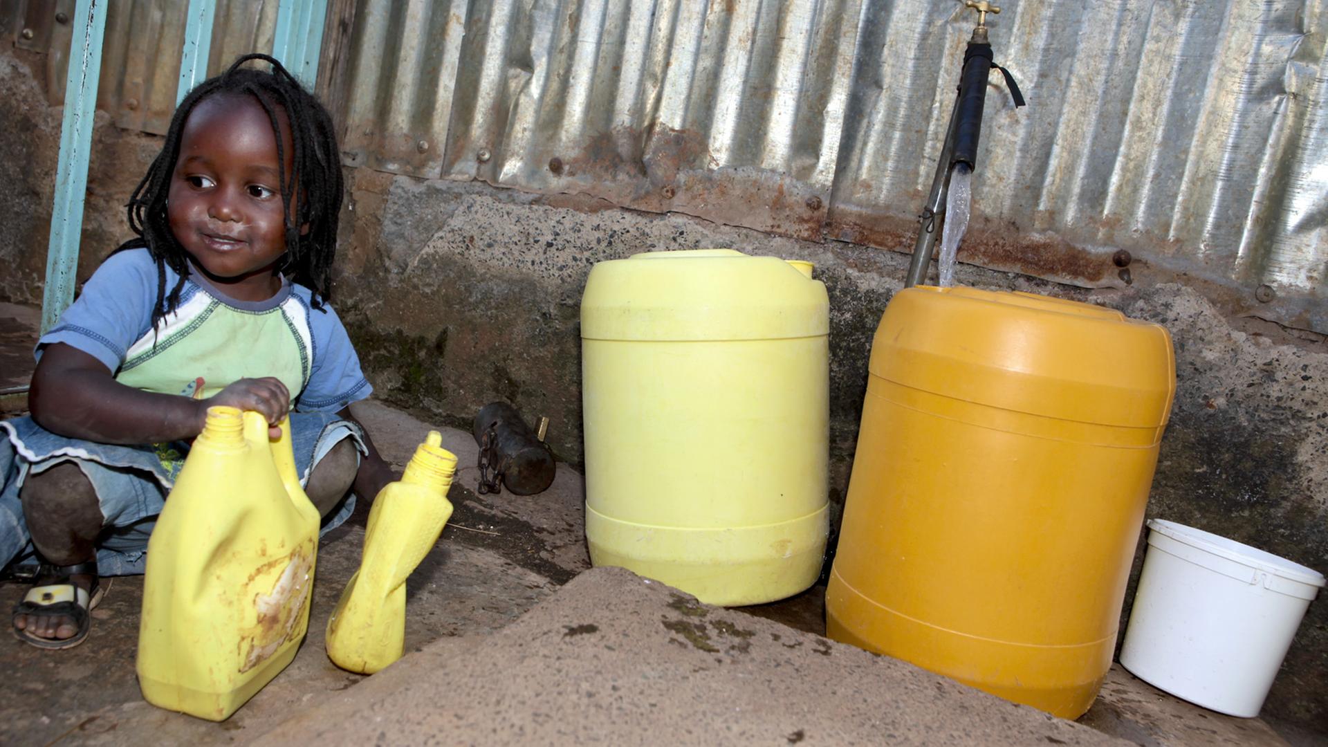 Der Zugang zu Trinkwasser ist in Kenia oft nur über unsaubere öffentliche Brunnen oder Flüsse möglich, die auch als Abwasserkanal genutzt werden. Der Zugang zu Trinkwasser ist in Kenia oft nur über unsaubere öffentliche Brunnen oder Flüsse möglich, die auch als Abwasserkanal genutzt werden.
