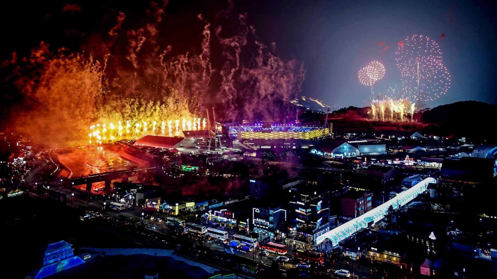 Das Bild zeigt aus der Luft die Eröffnungsfeier der Olympischen Winterspiele in Pyeongchang / Südkorea.