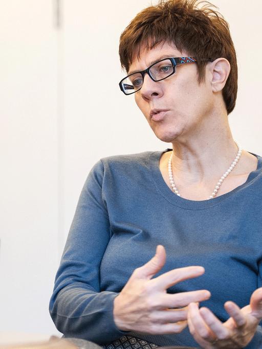 Die saarländische Ministerpräsidentin Annegret Kramp-Karrenbauer (CDU) gestikuliert.