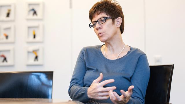 Die saarländische Ministerpräsidentin Annegret Kramp-Karrenbauer (CDU) gestikuliert.