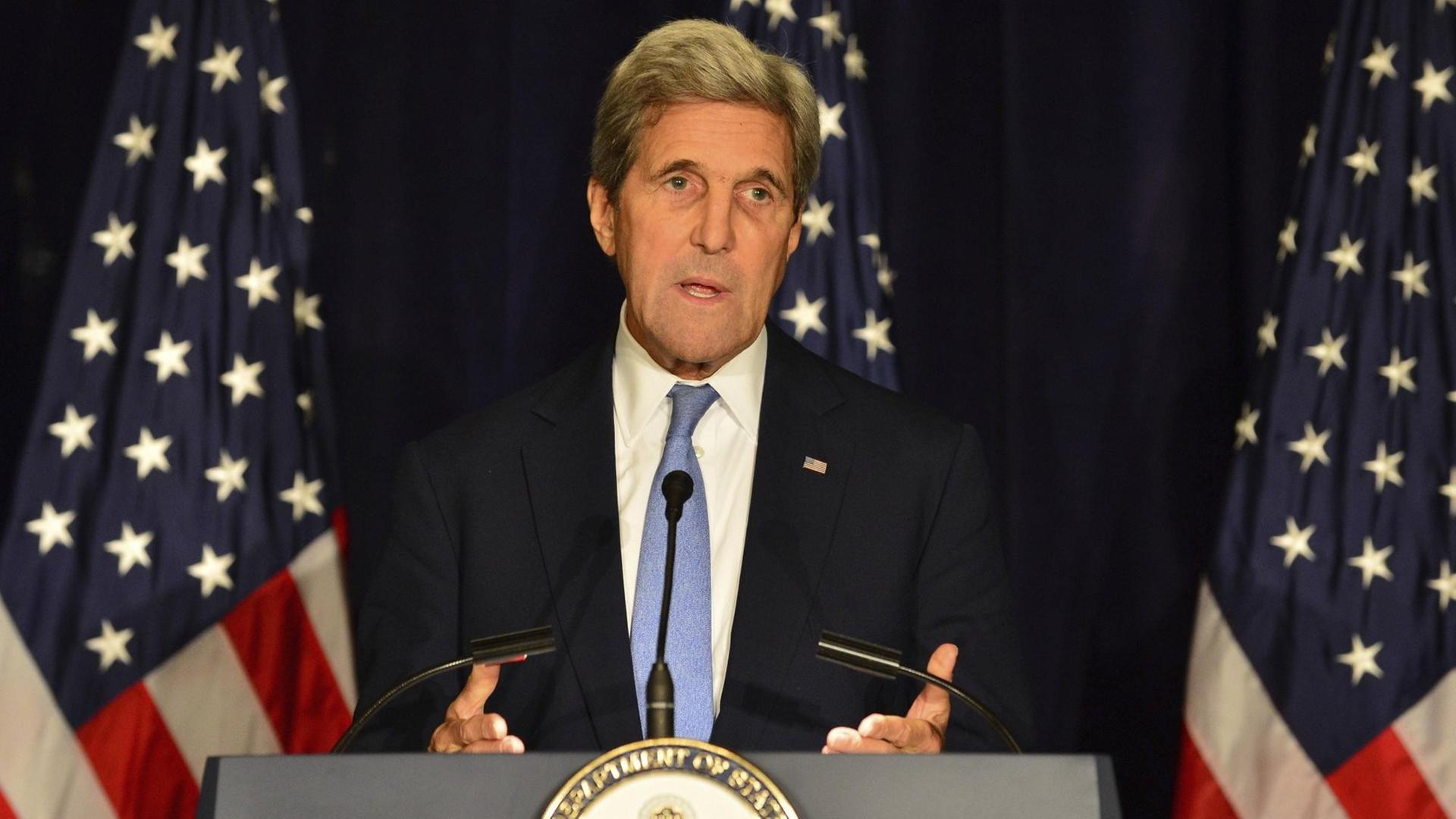 Ein Mann spricht vor der amerikanischen Flagge in ein Mikrofon. US-Außeminister John Kerry am 22.9.2016. Ein Mann spricht vor der amerikanischen Flagge in ein Mikrofon. US-Außeminister John Kerry am 22.9.2016.