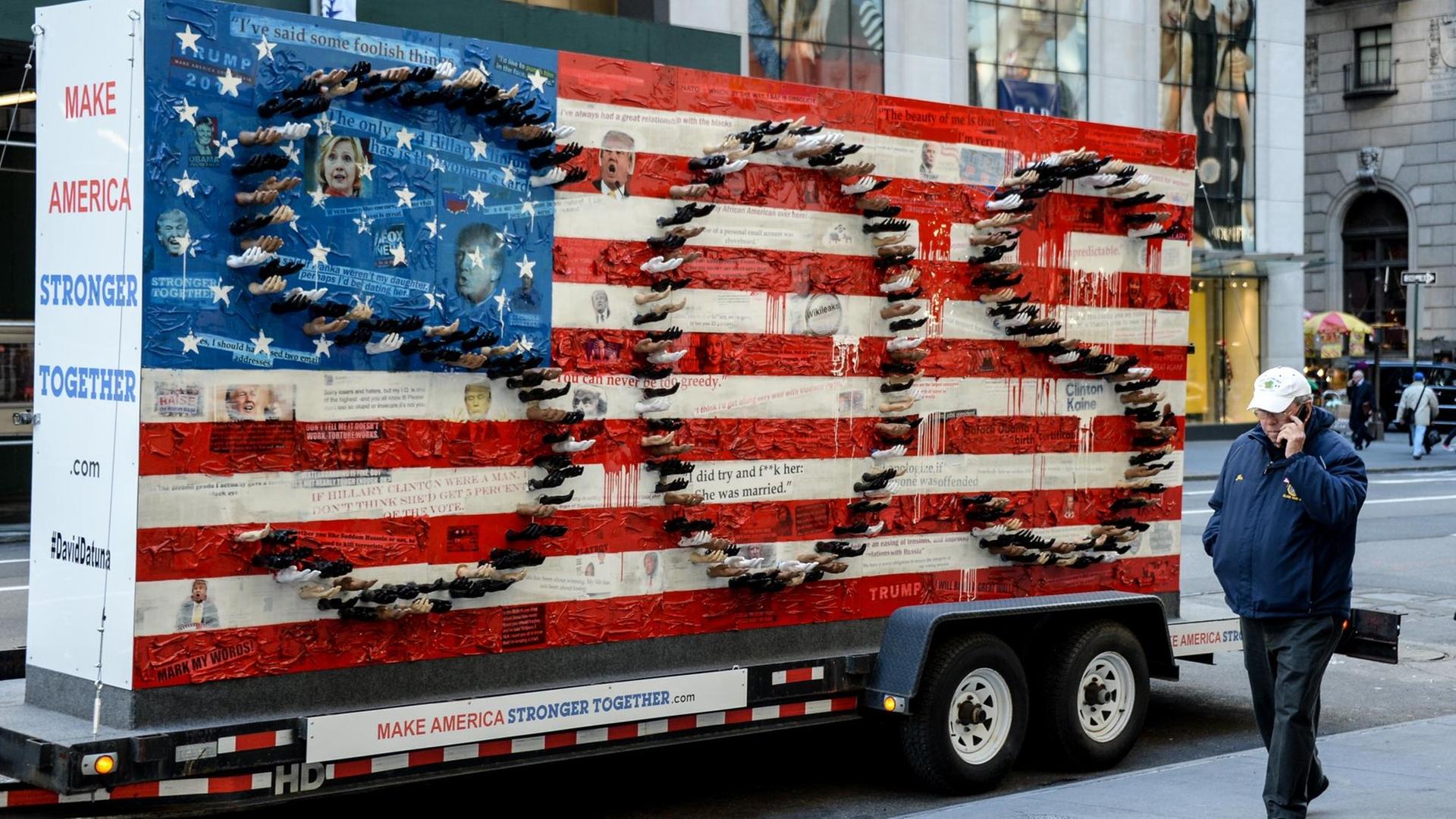 Der Schriftzug "SOS" auf einer amerikanischen Flagge, darunter steht: "Make America stronger together" Der Schriftzug "SOS" auf einer amerikanischen Flagge, darunter steht: "Make America stronger together"