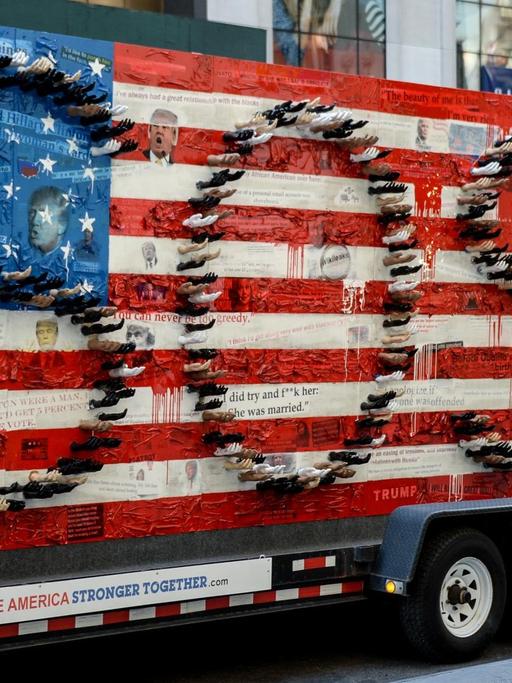 Der Schriftzug "SOS" auf einer amerikanischen Flagge, darunter steht: "Make America stronger together"