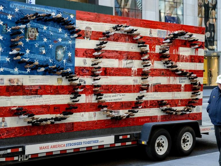 Der Schriftzug "SOS" auf einer amerikanischen Flagge, darunter steht: "Make America stronger together"