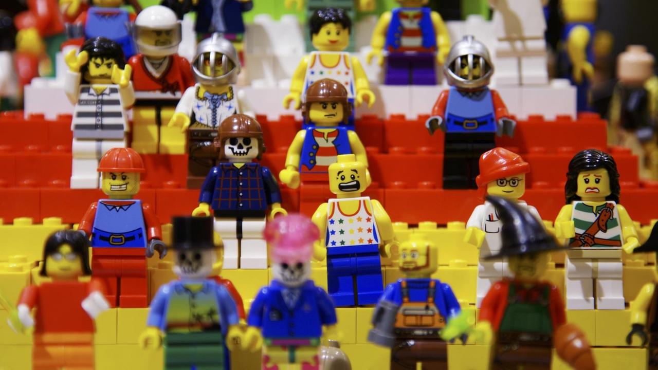 Viele verschiedene Lego Figuren auf einem Bild.