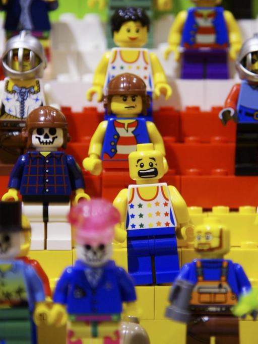 Man sieht viele kleine Lego-Figuren, zum Beispiel Bauarbeiter.