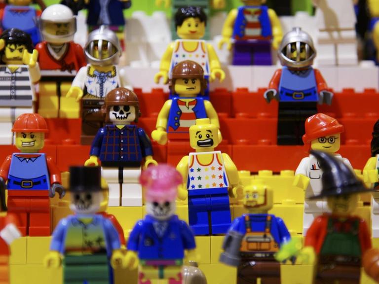 Man sieht viele kleine Lego-Figuren, zum Beispiel Bauarbeiter.