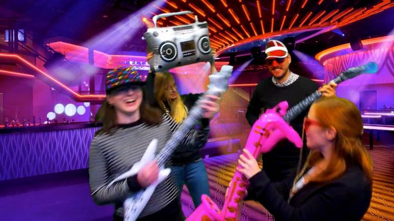 Ausschnitt eines Selbsterstellten Videos an der Mitmachstation "Nimm dein Musikvideo auf!". Drei junge Menschen mit E-Gitarren Ausschnitt eines Selbsterstellten Videos an der Mitmachstation "Nimm dein Musikvideo auf!". Drei junge Menschen mit E-Gitarren
