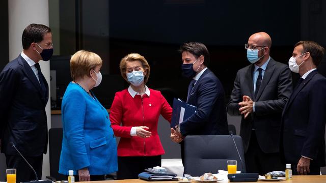 (Von li nach re) Mark Rutte, niederländischer Premier, Kanzlerin Angela Merkel, EU-Kommissionschefin Ursula von der Leyen, Italiens Staatschef Guiseppe Conte, EU-Ratspräsident Charles Michel und Frankreichs Staatschef Emmanuel Macron auf dem EU-Gipfel in Brüssel am 18. Juli 2020