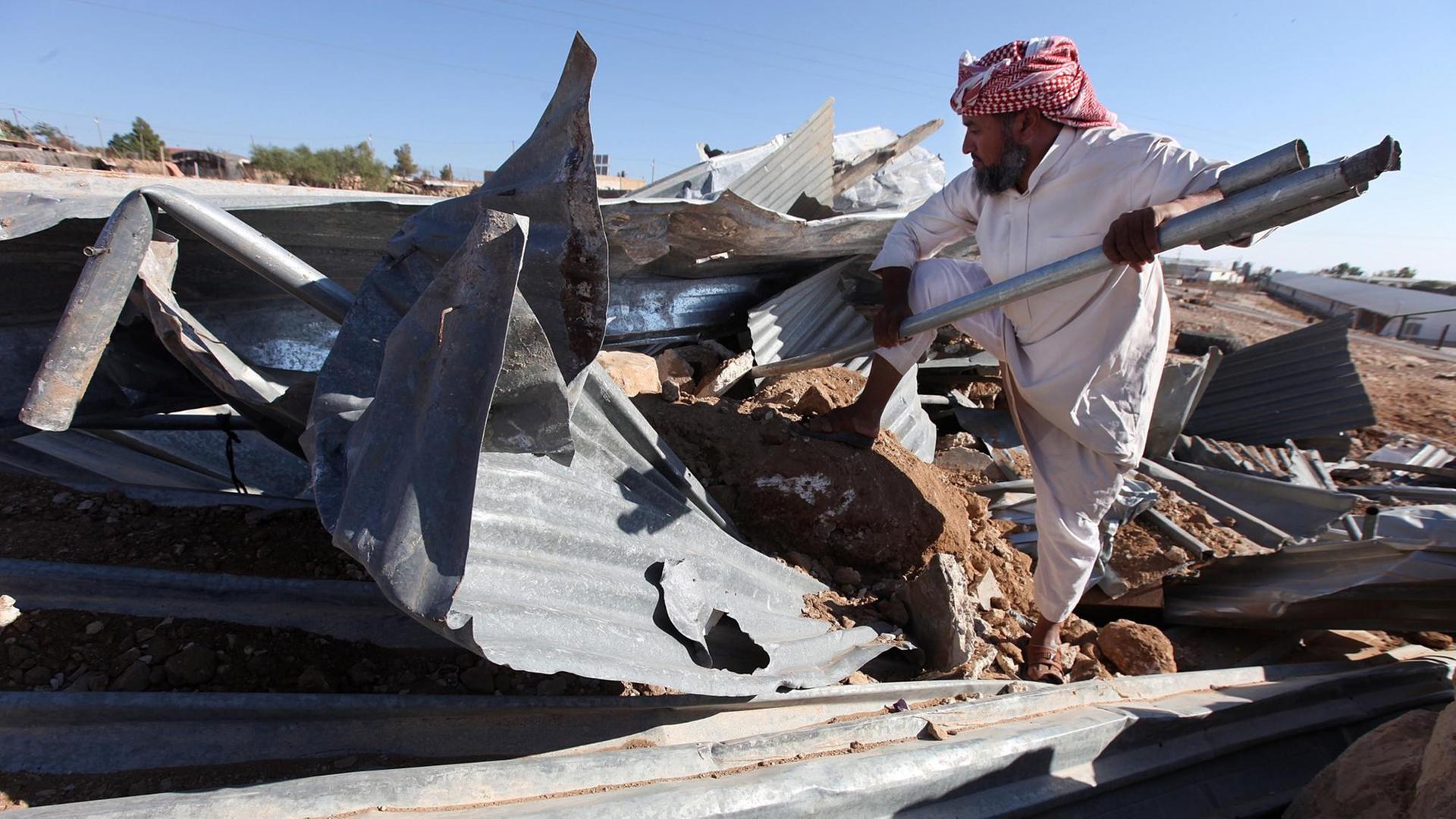 Ein Beduine sucht in den Trümmern seiner Hütte nach persönlichen Gegenständen. Die Hütte im Dorf Umm al-Kheir bei Hebron hatte die israelische Armee mit Bulldozern zerstört.
