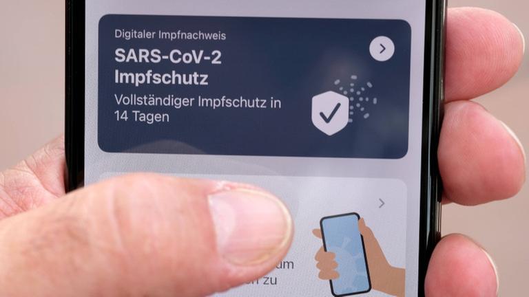 Auf dem Handy sieht man einen Impf-Nachweis. Auf dem Handy sieht man einen Impf-Nachweis.