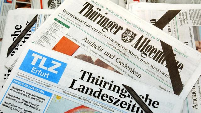 Die Thüringer Allgemeine und die Thüringische Landeszeitung liegen auf einem Zeitungsstapel.