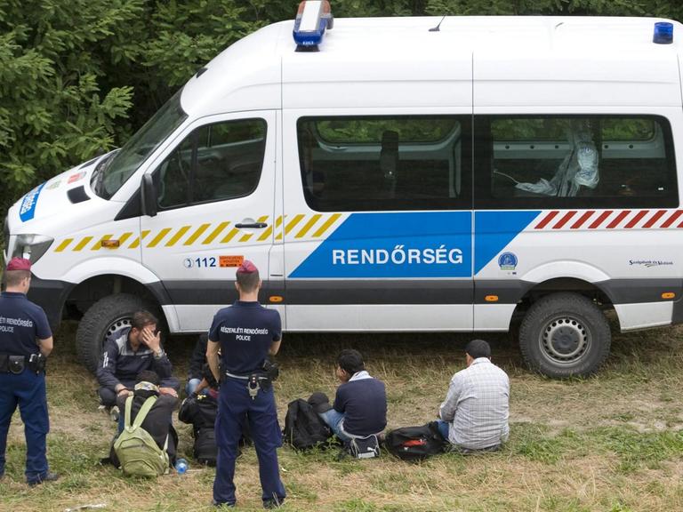 Flüchtlinge bei Szeged in Ungarn werden von der Polizei festgenommen.