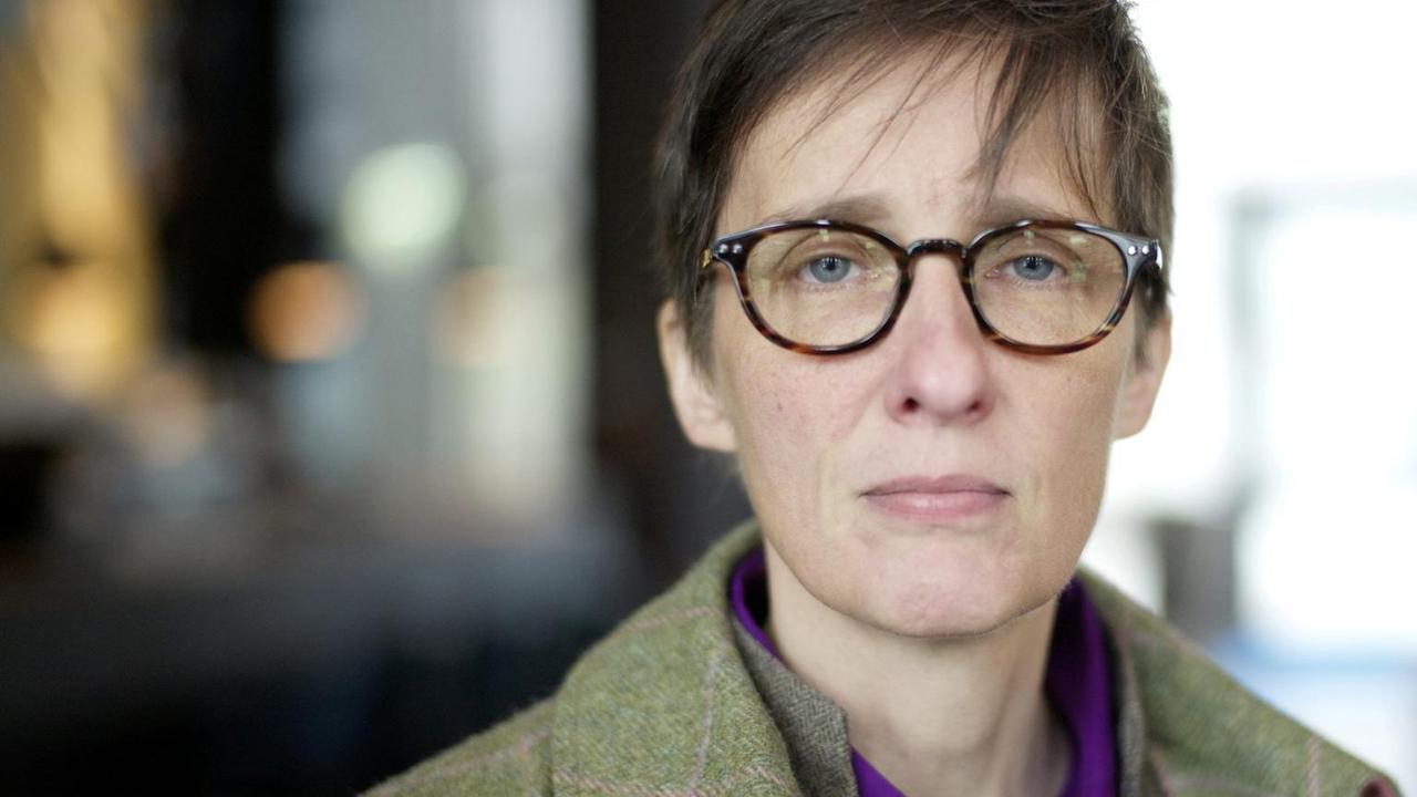 Schriftstellerim Alison Louise Kennedy schaut ernst in die Kamera. Schriftstellerim Alison Louise Kennedy schaut ernst in die Kamera.
