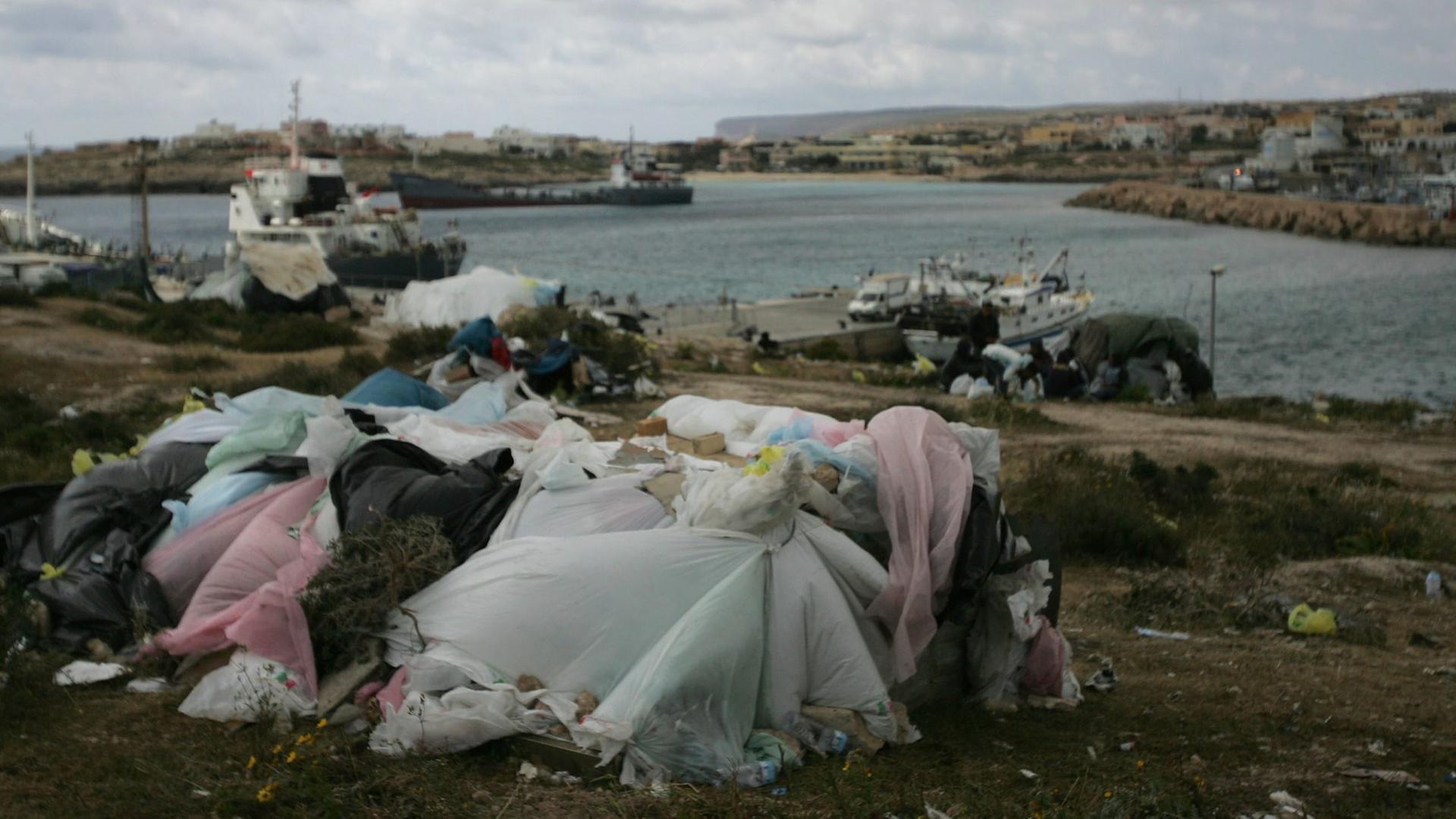 Flüchtlinge auf Lampedusa sind im März 2011 in provisorischen Zelten untergebracht Flüchtlinge auf Lampedusa sind im März 2011 in provisorischen Zelten untergebracht
