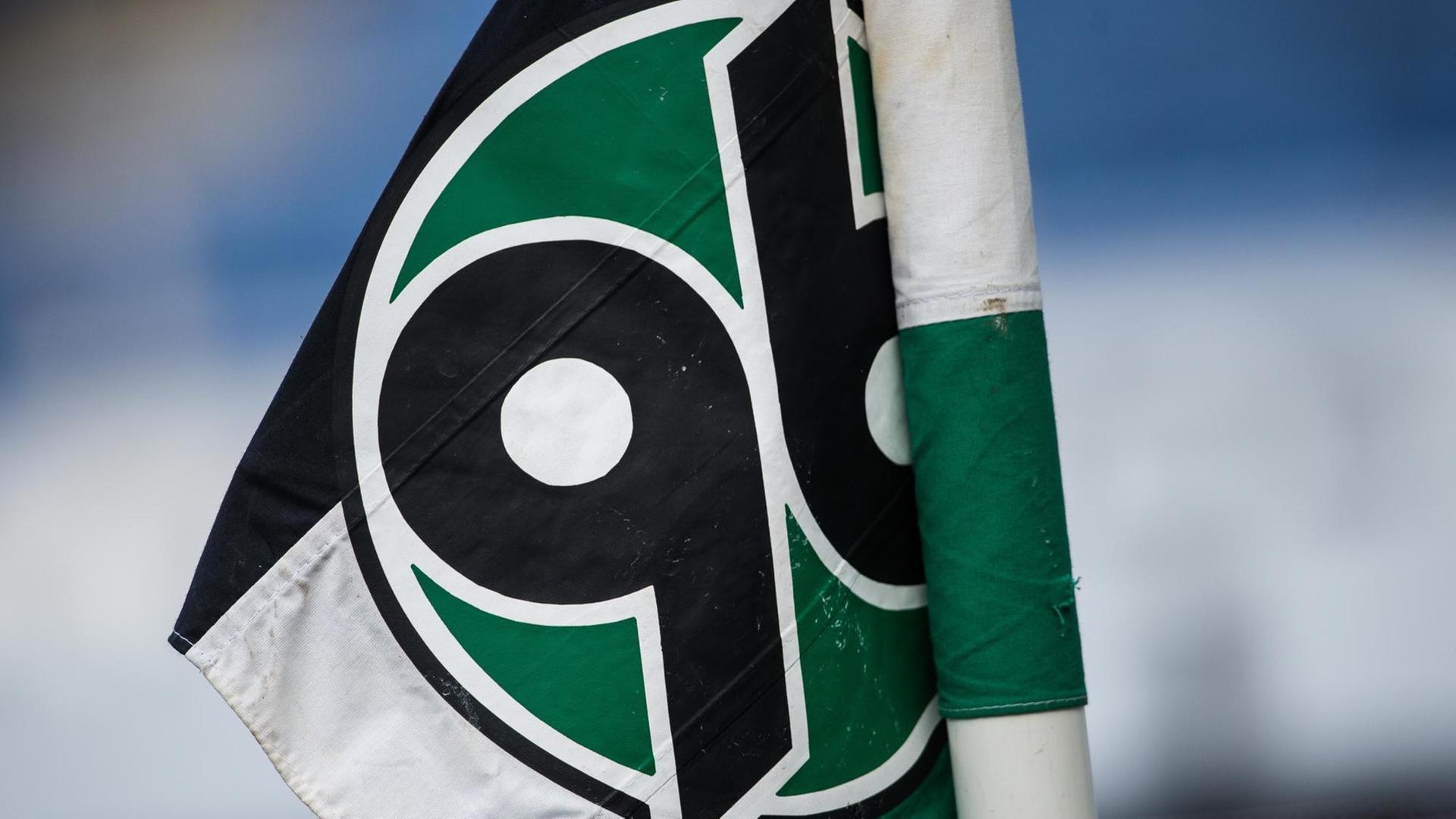 Das Logo von Hannover 96 auf einer Flagge Das Logo von Hannover 96 auf einer Flagge