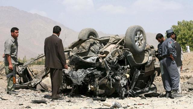 Afghanische Beamte inspizieren den Ort, an dem der Gouverneur der Provinz Logar und drei seiner Leibwächter bei einer Bombenexplosion in der Nähe von Kabul, Afghanistan, am 13. September 2008 getötet wurden. Abdullah Wardak, ein ehemaliger Minister, war mit dem Auto auf dem Weg zu seinem Haus in Logar, etwa 40 km südlich der Hauptstadt Kabul, als eine Bombe am Straßenrand explodierte.