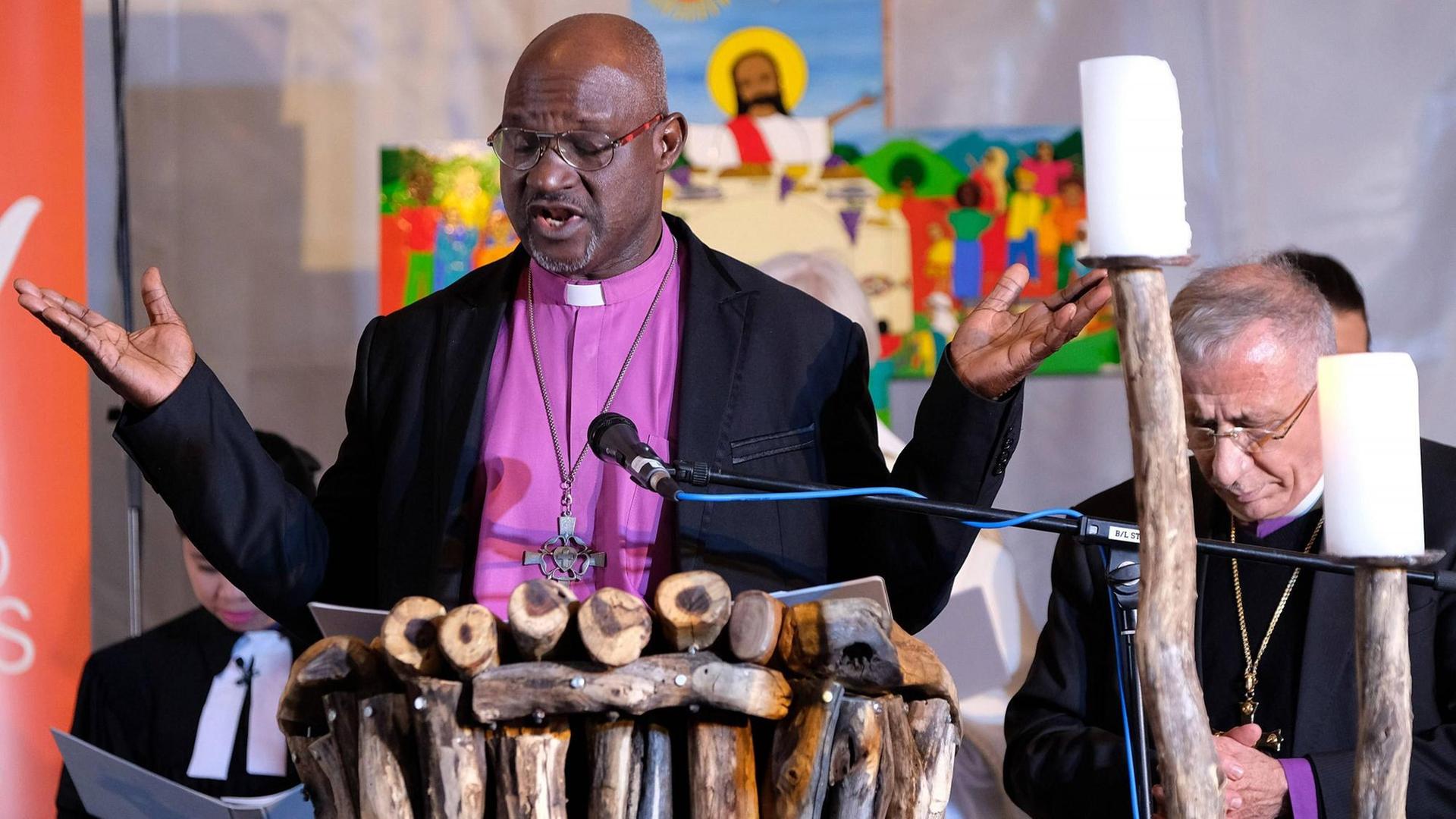 Erzbischof Musa Panti Filibus mit seinem palästinenisischen Vorgänger Bischof Munib Younan auf der Vollversammlung des Lutherischen Weltbundes im Mai. Erzbischof Musa Panti Filibus mit seinem palästinenisischen Vorgänger Bischof Munib Younan auf der Vollversammlung des Lutherischen Weltbundes im Mai.