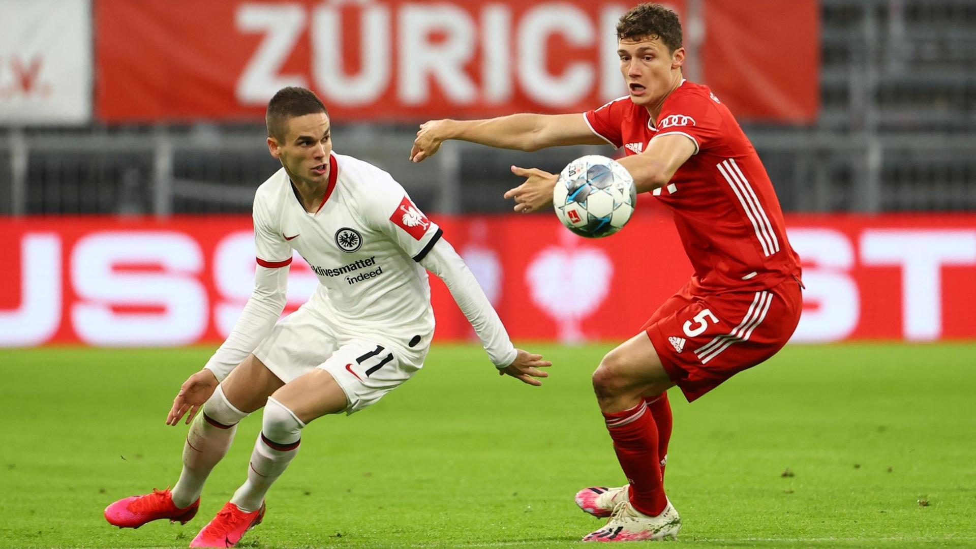 Das Bild zeigt eine Zweikampf-Szene aus dem Fußball-DFB-Pokal-Spiel Bayern München gegen Eintracht Frankfurt.