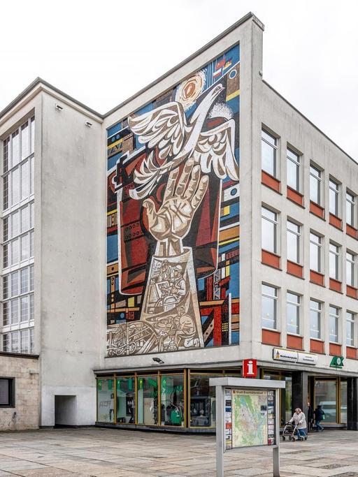 Textilkaufhaus "Magnet" (heute: Lindenzentrum) in Eisenhüttenstadt, erbaut von Otto Lopp und Otto Schnabel 1958 - 1960 mit Mosaik "Produktion in Frieden" von Walter Womacka