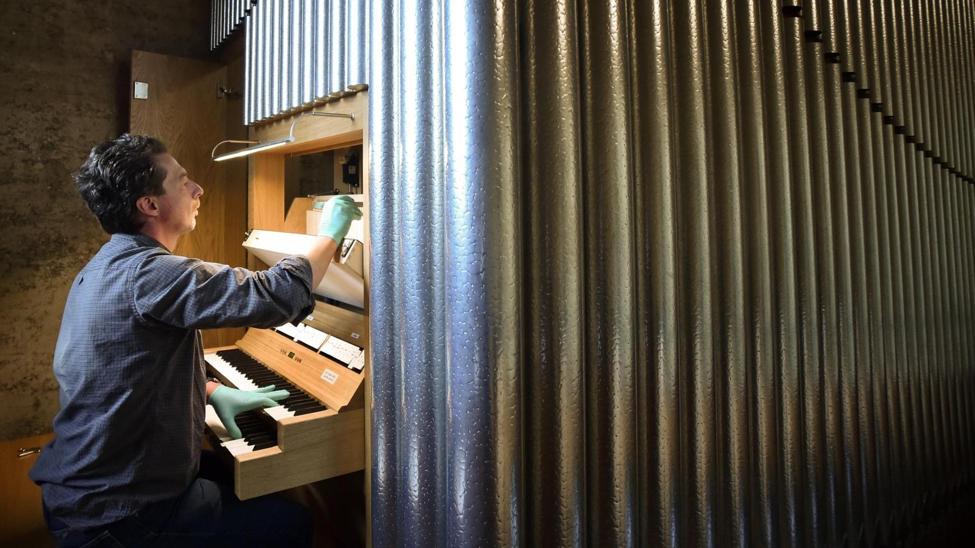 Orgelbauer Martin Schwarz stimmt am in Berlin in der Kapelle der Versöhnung auf dem früherem Todesstreifen die neue Orgel. Orgelbauer Martin Schwarz stimmt am in Berlin in der Kapelle der Versöhnung auf dem früherem Todesstreifen die neue Orgel.