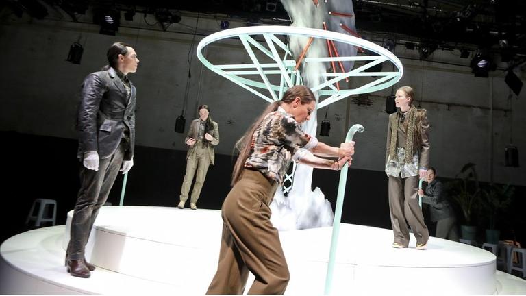 Szene aus "Bomb" - Variationen über Verweigerung von Maya Arad Yasur in der Regie von Lily Sykes am Schauspiel Köln. Auf dem Bild hinten: Ines Marie Westernströer und Justus Maier, vorne: Campbell Caspary, Birgit Walter und Laura Friedmann Szene aus "Bomb" - Variationen über Verweigerung von Maya Arad Yasur in der Regie von Lily Sykes am Schauspiel Köln. Auf dem Bild hinten: Ines Marie Westernströer und Justus Maier, vorne: Campbell Caspary, Birgit Walter und Laura Friedmann