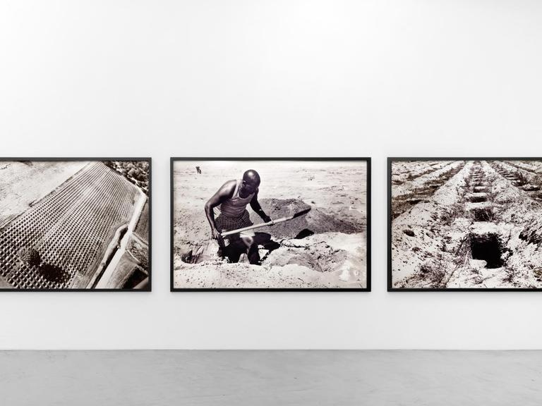 Santiago Sierra: "3000 huecos", 2002, Triptychon