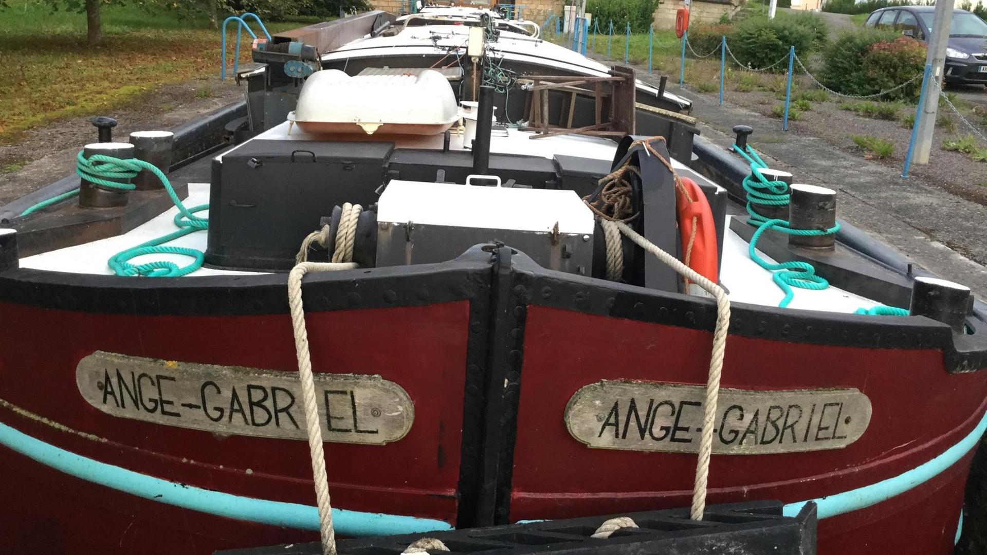 Das Hausboot "Ange Gabriel" auf dem Weg von Frankreich zur Frankfurter Buchmesse.