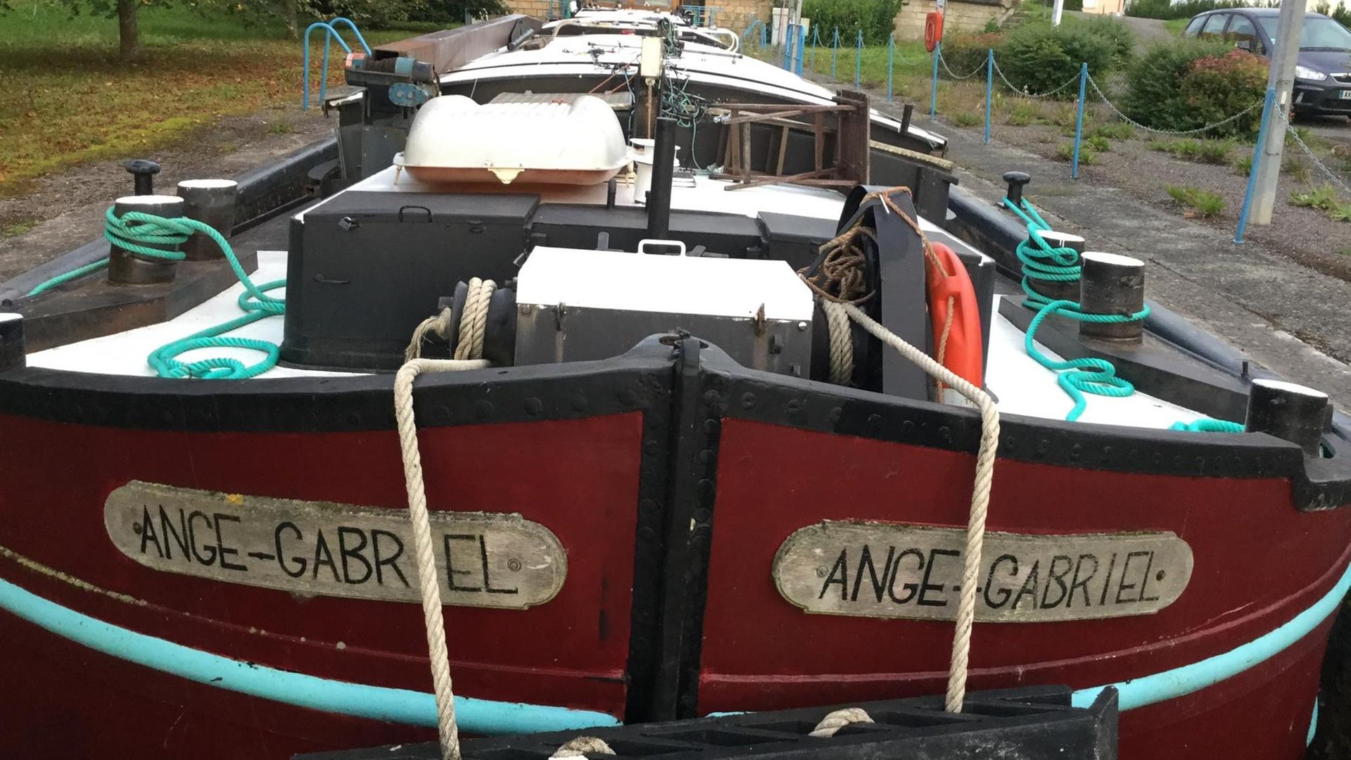 Das Hausboot "Ange Gabriel" auf dem Weg von Frankreich zur Frankfurter Buchmesse. Das Hausboot "Ange Gabriel" auf dem Weg von Frankreich zur Frankfurter Buchmesse.