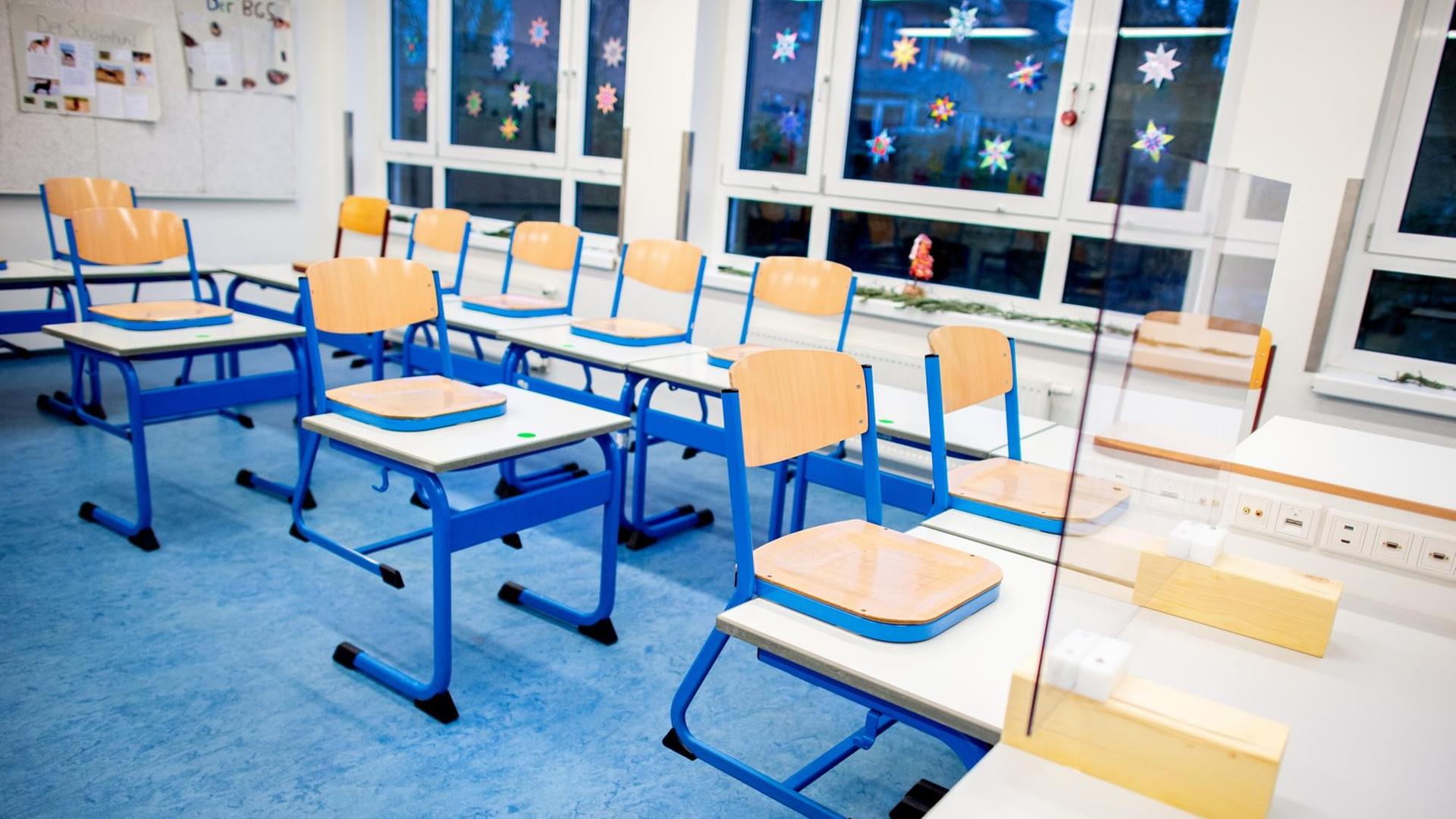 Stühle und Tische stehen in einem Klassenraum. Stühle und Tische stehen in einem Klassenraum.