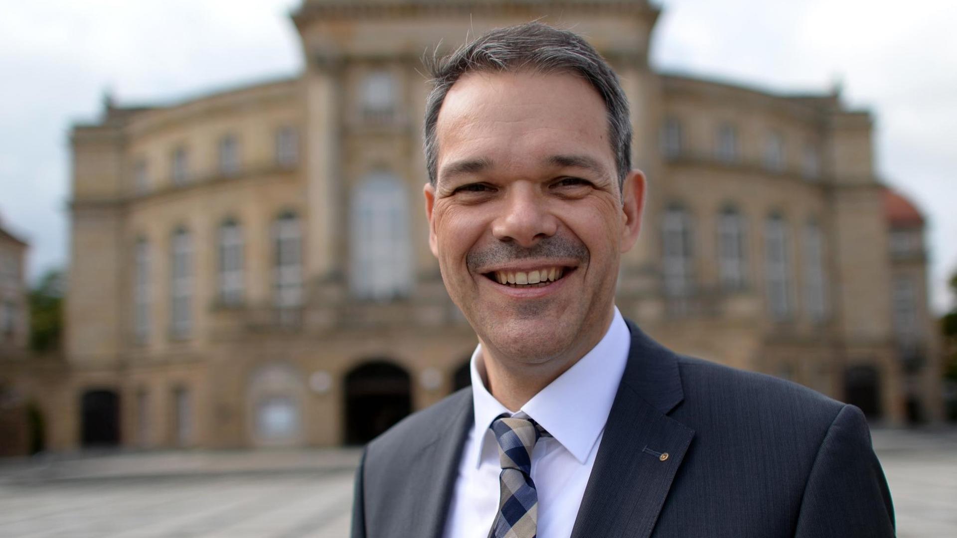 Generalintendant der Theater Chemnitz, Christoph Dittrich vor der Oper Chemnitz Generalintendant der Theater Chemnitz, Christoph Dittrich vor der Oper Chemnitz