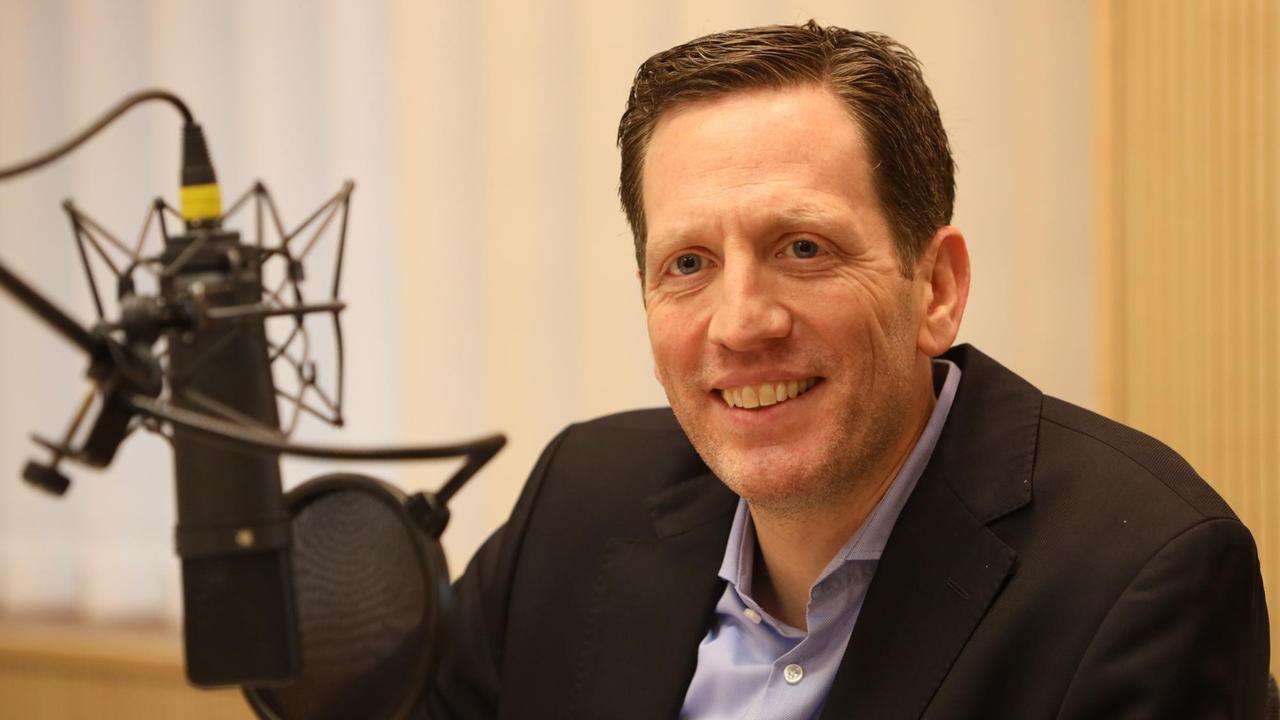 Professor Sascha Schmidt, Leiter des Center for Sports and Management in Düsseldorf, beim Gespräch im Deutschlandfunk-Studio. Professor Sascha Schmidt, Leiter des Center for Sports and Management in Düsseldorf, beim Gespräch im Deutschlandfunk-Studio.