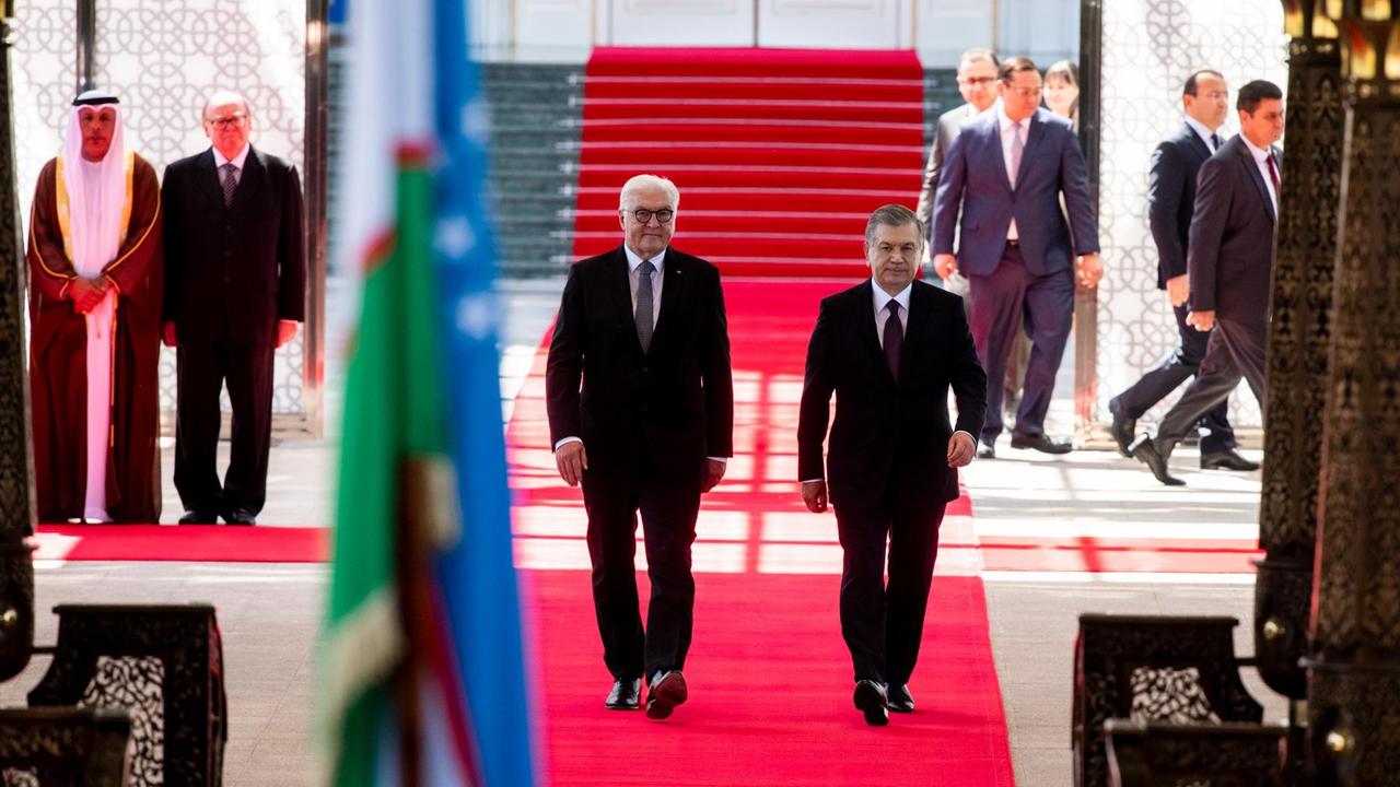 Taschkent: Bundespräsident Frank-Walter Steinmeier wird von Schawkat Mirsijojew, Präsident von Usbekistan, an der Residenz Koksaroy mit militärischen Ehren begrüßt. Taschkent: Bundespräsident Frank-Walter Steinmeier wird von Schawkat Mirsijojew, Präsident von Usbekistan, an der Residenz Koksaroy mit militärischen Ehren begrüßt.