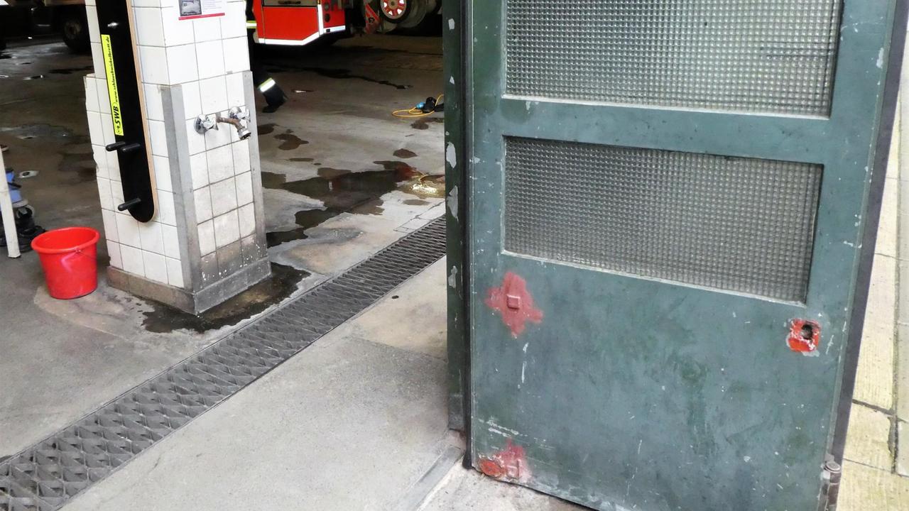 Sanierungsfall: Die Türen in der Feuerwache Ranke sind verrostet und klemmen. Sanierungsfall: Die Türen in der Feuerwache Ranke sind verrostet und klemmen.