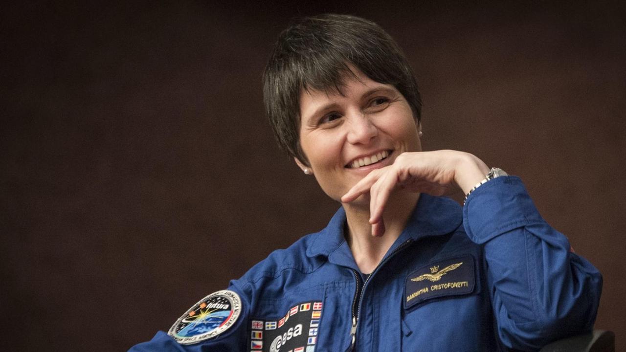 Porträt der italienischen Astronautin Samantha Cristoforetti in ihrem blauen Arbeitsoverall.